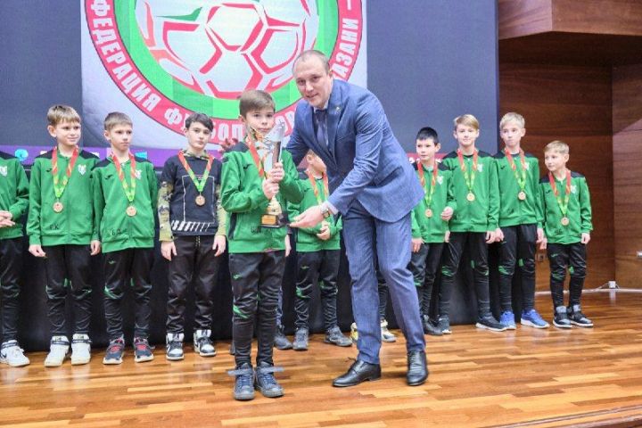 Юные зеленодольские футболисты вернулись с бронзовыми медалями из Казани