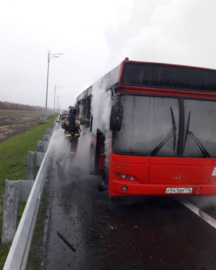 На въезде в Казань снова загорелся городской автобус