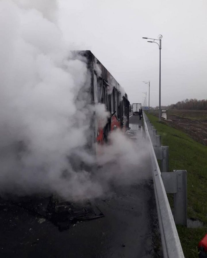 На въезде в Казань снова загорелся городской автобус