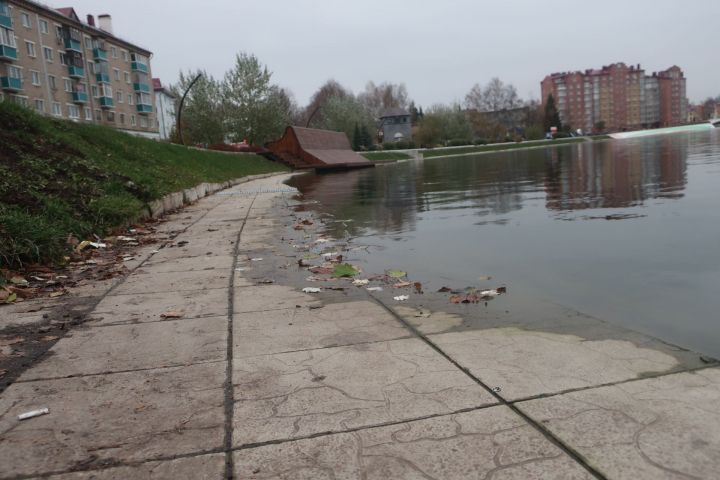 В городском озере  Зеленодольска по-прежнему много воды