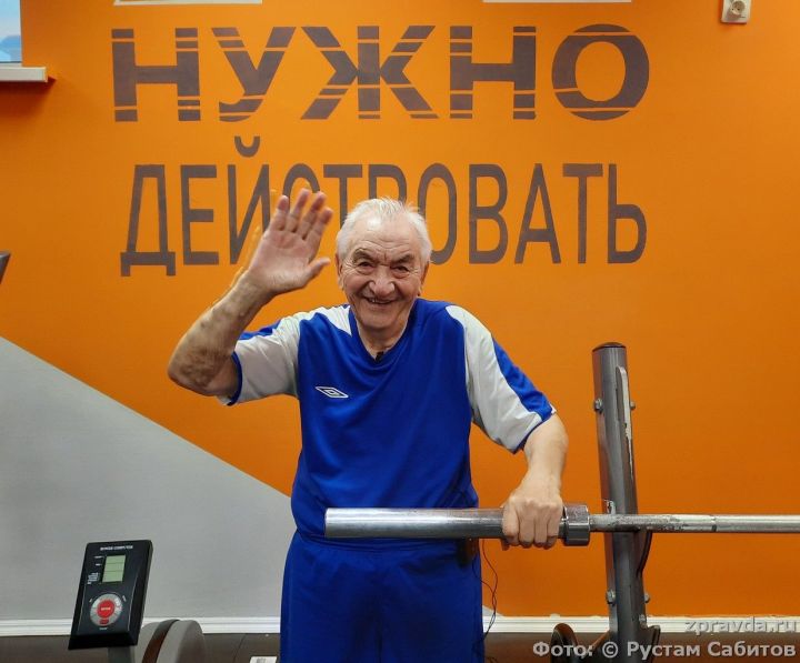 «Пришёл скрюченный, а сейчас распрямил спину»: 91-летний Хафиз Шакиров занимается в «качалке» на силовых тренажерах