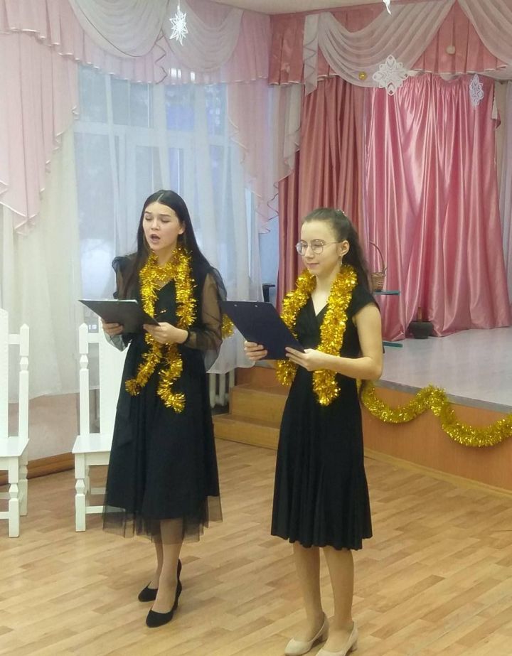 В Айшинской школе прошла Новогодняя ёлка на татарском языке «Яңа ел маҗаралары»