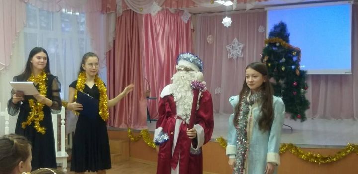 В Айшинской школе прошла Новогодняя ёлка на татарском языке «Яңа ел маҗаралары»