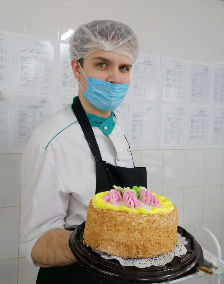 «Вдохновение» от Дмитрия Завидонова: Кондитер зеленодольского хлебокомбината знает все секреты вкусных тортов
