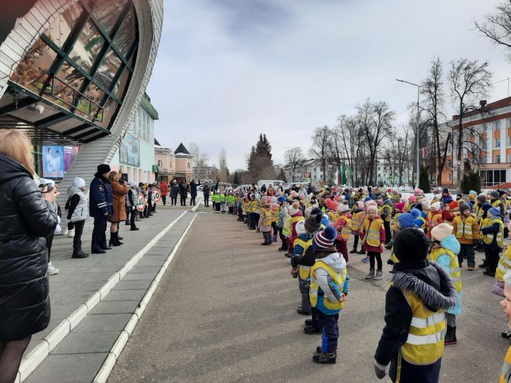 Больше ста ЮИДовцев в Зеленодольске провели танцевальный флешмоб и напомнили о ПДД