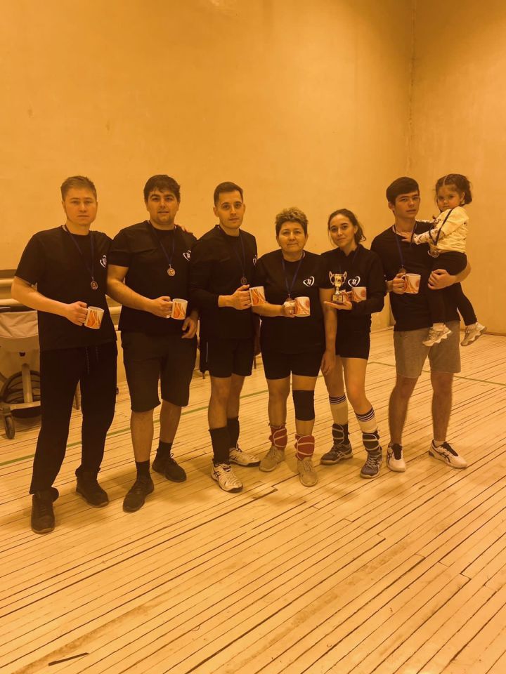 В селе Нурлаты прошёл Первый турнир по волейболу среди семейных команд