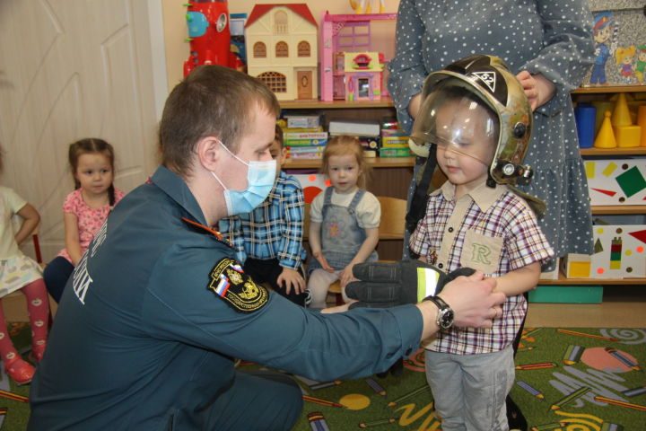 Урок по правилам пожаробезопасного поведения провели сотрудники 8 пожарно-спасательного отряда в детском саду «Гульчечек»