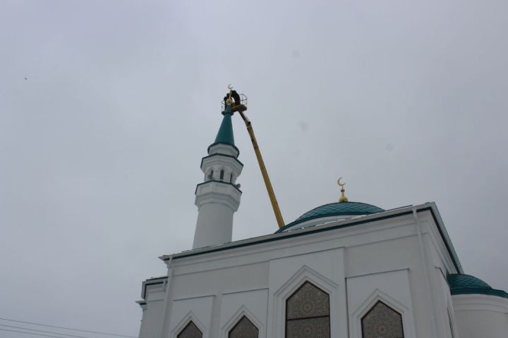 Мечеть в Зеленодольске торжественно увенчали  полумесяцем