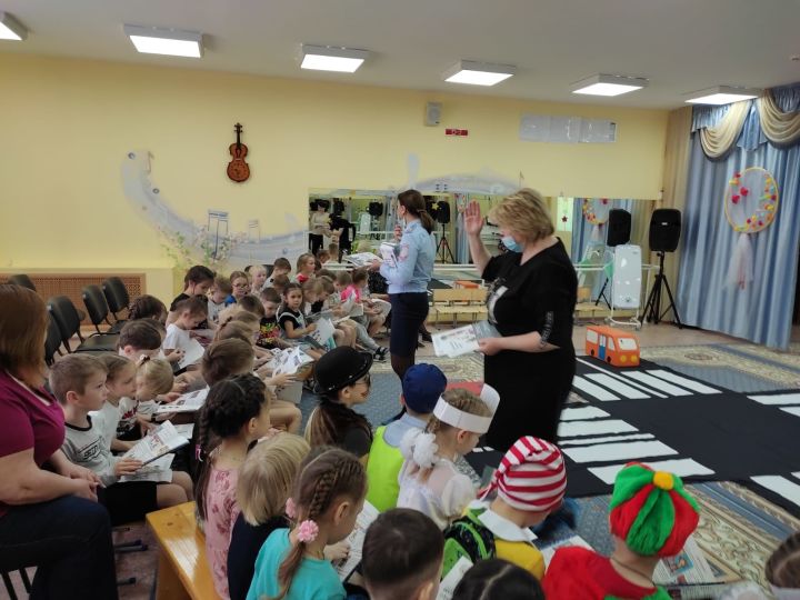 Сотрудники Зеленодольского ОГИБДД приняли участие в мероприятии, организованном  педагогами детского сада №10 «Созвездие»