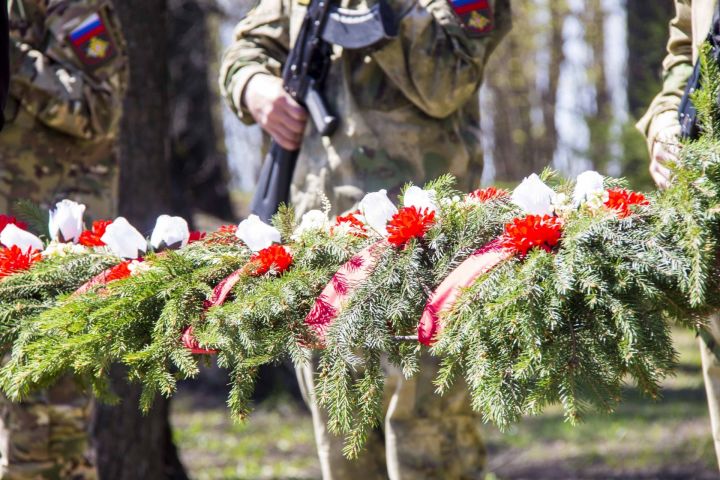 В Парке Победы установили памятную доску зеленодольцам, погибшим в ходе СВО на Украине