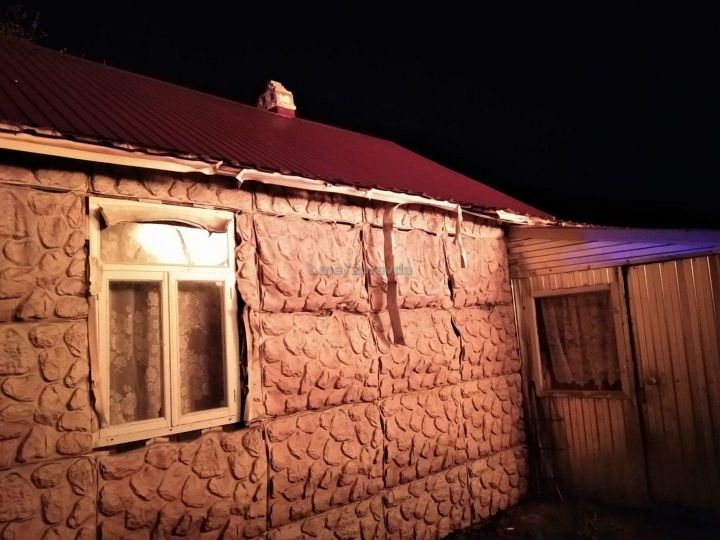 В Зеленодольском районе в деревне Красный Яр пожар перекидывался с одного строения на другое