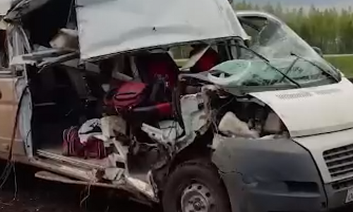 Опубликовано видео аварии с микроавтобусом и «КАМАЗом» на трассе в Татарстане