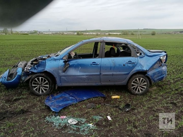 В Татарстане с трассы в кювет вылетела легковушка, пострадал пассажир