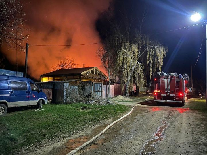 Житель пгт.Васильево, пытаясь потушить дом, получил ожоги спины