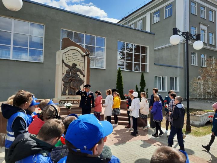 Отряд ЮИД вместе с сотрудниками Госавтоинспекции возложили цветы к памятнику «Детям войны» и почтили память погибших в ВОВ
