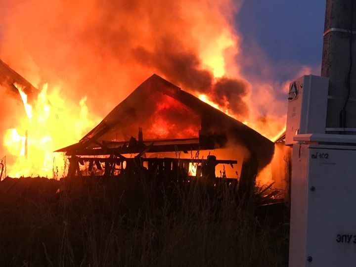 В Зеленодольске в микрорайоне Гари на пожаре погибли два человека