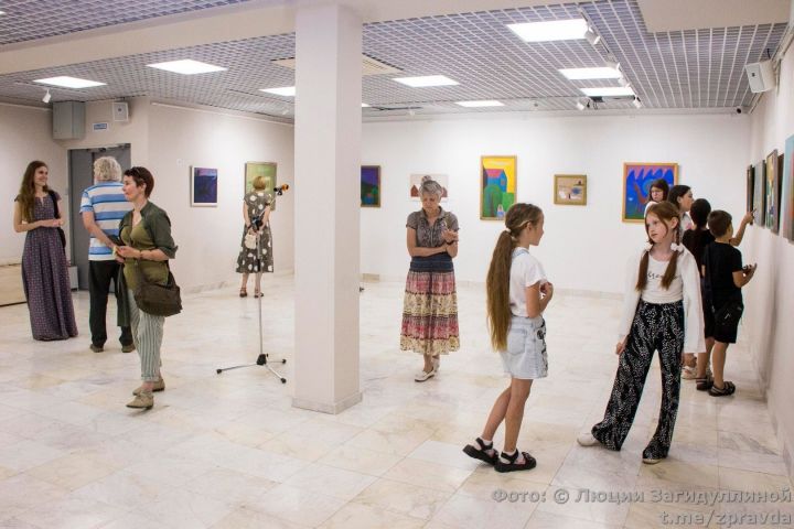 От неба до земли. В Зеленодольской художественной галерее открылась выставка челнинского художника Хамзы Шарипова