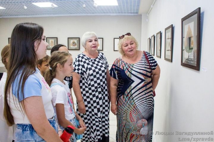 От неба до земли. В Зеленодольской художественной галерее открылась выставка челнинского художника Хамзы Шарипова