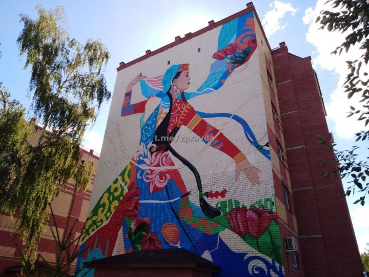 Стрит-арт с изображением татарской девушки в танце появился в Зеленодольске рядом с МЦ «Порт»
