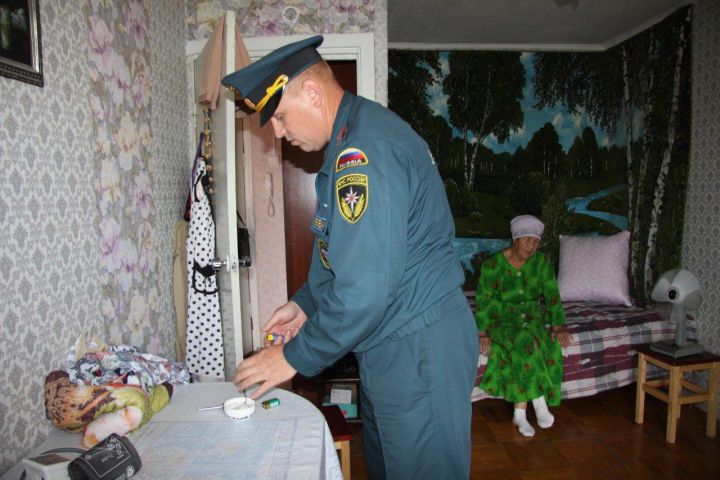 В Зеленодольском районе устанавливают пожарные извещатели за счет муниципальных  средств