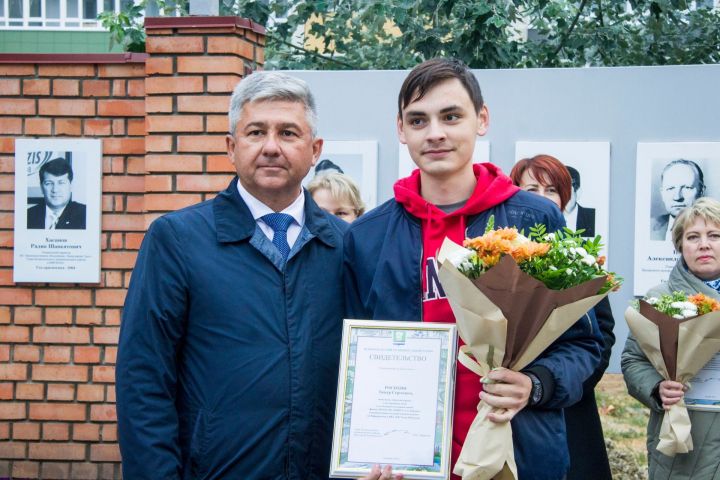 Традиционно на День города в Зеленодольске чествовали жителей и обновили Доску почёта