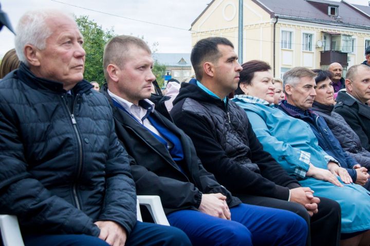 Традиционно на День города в Зеленодольске чествовали жителей и обновили Доску почёта