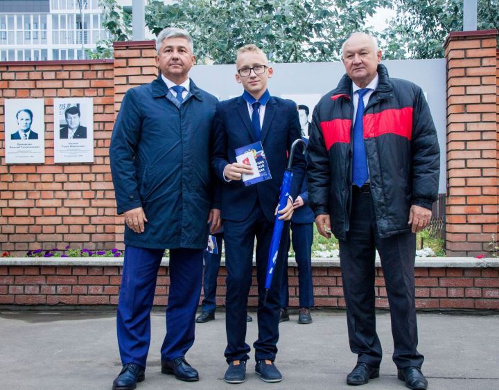 Традиционно на День города в Зеленодольске чествовали жителей и обновили Доску почёта