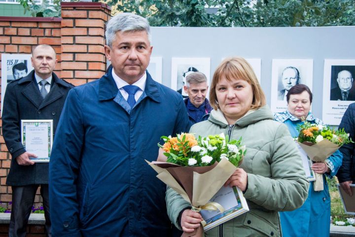 Традиционно на День города в Зеленодольске чествовали жителей и обновили Доску почёта