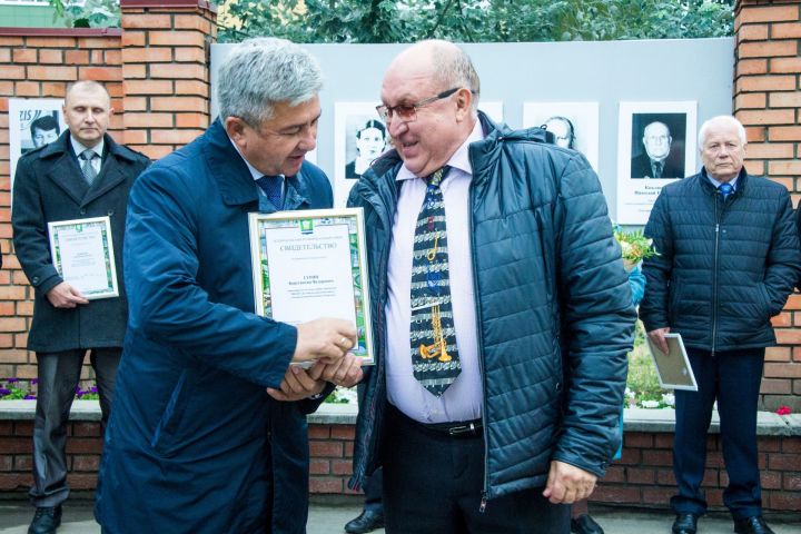 Традиционно на День города в Зеленодольске чествовали жителей и обновили Доску почёта