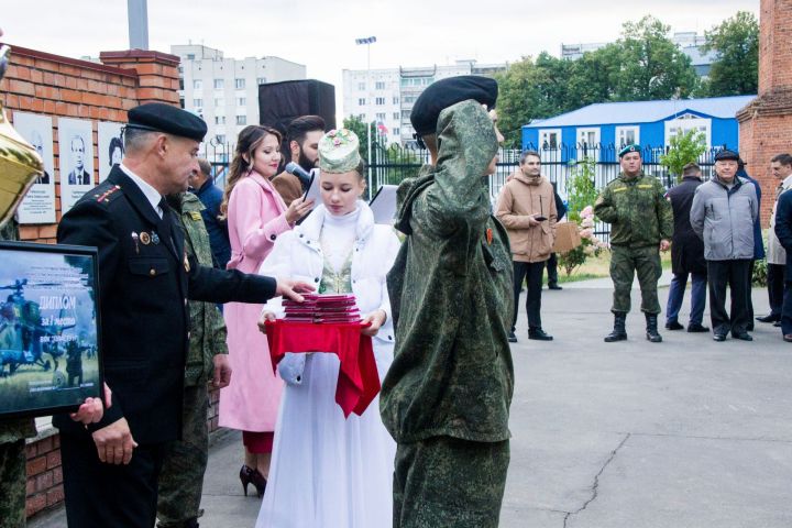 Традиционно на День города в Зеленодольске чествовали жителей и обновили Доску почёта