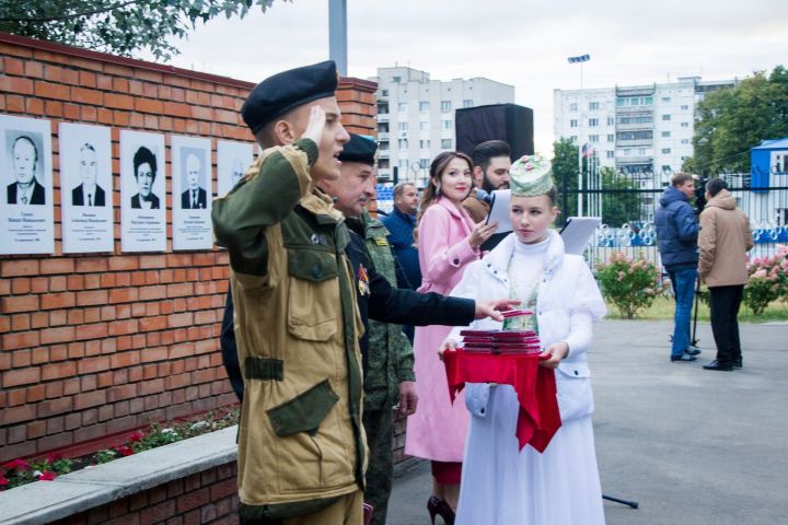 Традиционно на День города в Зеленодольске чествовали жителей и обновили Доску почёта