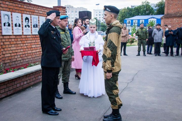 Традиционно на День города в Зеленодольске чествовали жителей и обновили Доску почёта