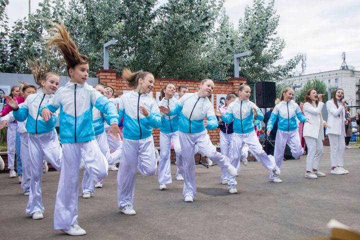 Традиционно на День города в Зеленодольске чествовали жителей и обновили Доску почёта