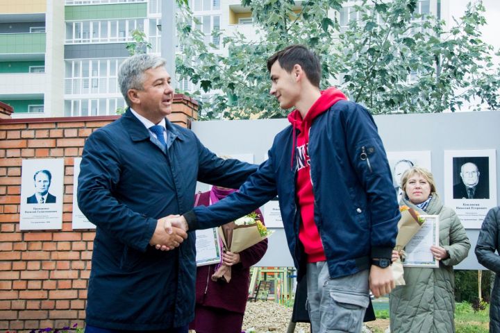 Традиционно на День города в Зеленодольске чествовали жителей и обновили Доску почёта