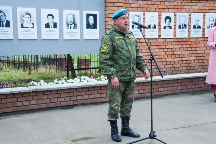 Традиционно на День города в Зеленодольске чествовали жителей и обновили Доску почёта