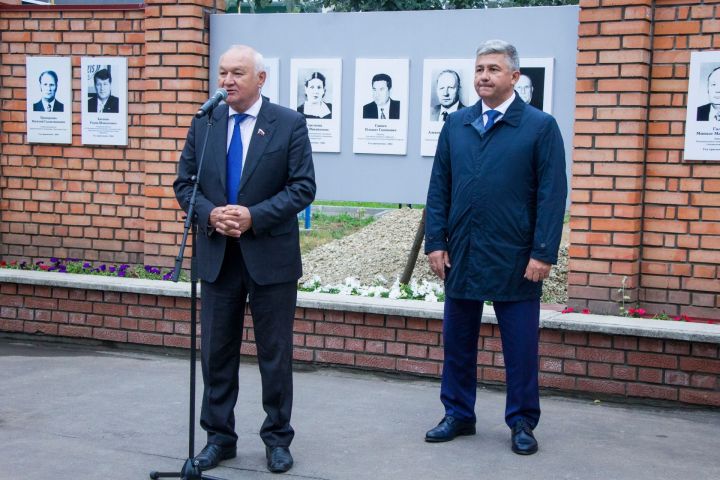 Традиционно на День города в Зеленодольске чествовали жителей и обновили Доску почёта