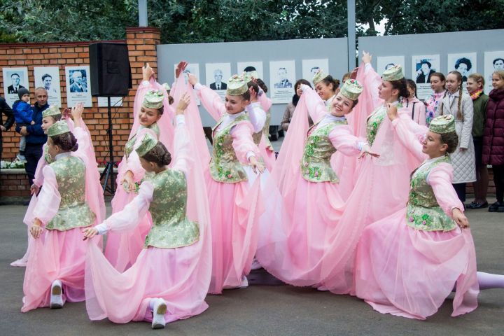 Традиционно на День города в Зеленодольске чествовали жителей и обновили Доску почёта