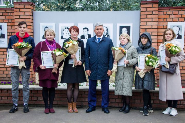 Традиционно на День города в Зеленодольске чествовали жителей и обновили Доску почёта