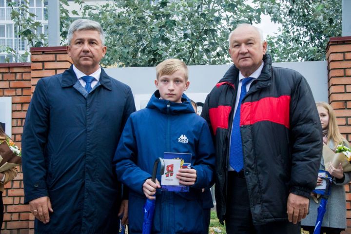 Традиционно на День города в Зеленодольске чествовали жителей и обновили Доску почёта