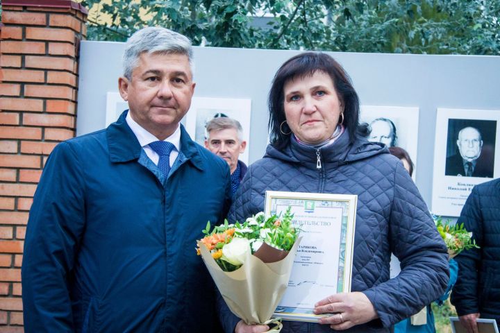 Традиционно на День города в Зеленодольске чествовали жителей и обновили Доску почёта