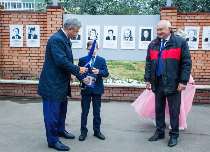 Традиционно на День города в Зеленодольске чествовали жителей и обновили Доску почёта