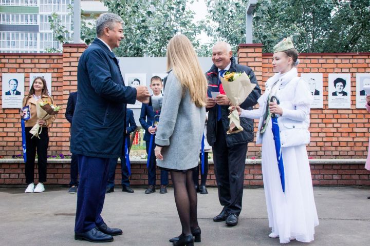 Традиционно на День города в Зеленодольске чествовали жителей и обновили Доску почёта