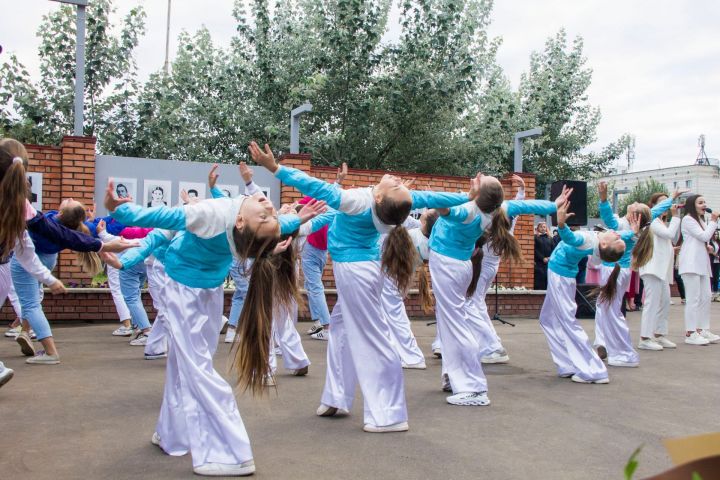 Традиционно на День города в Зеленодольске чествовали жителей и обновили Доску почёта