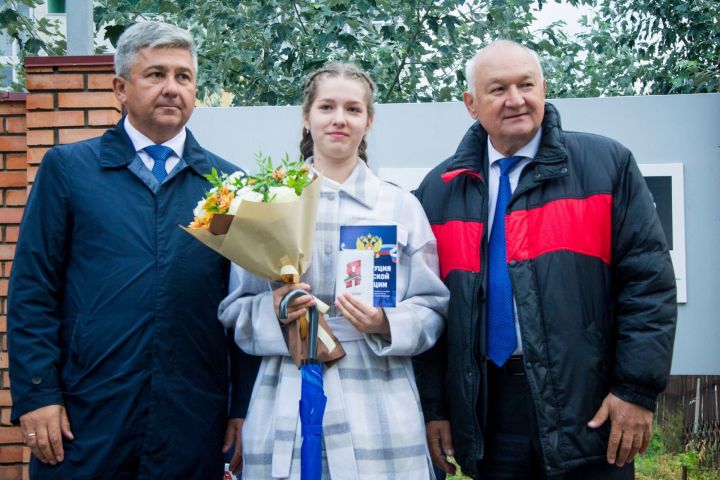 Традиционно на День города в Зеленодольске чествовали жителей и обновили Доску почёта