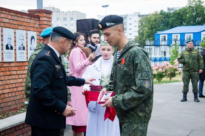 Традиционно на День города в Зеленодольске чествовали жителей и обновили Доску почёта