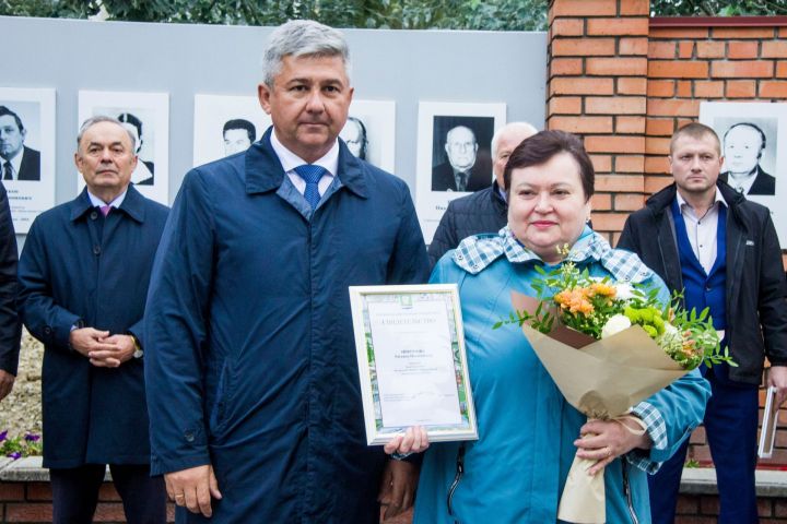 Традиционно на День города в Зеленодольске чествовали жителей и обновили Доску почёта