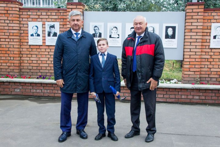 Традиционно на День города в Зеленодольске чествовали жителей и обновили Доску почёта