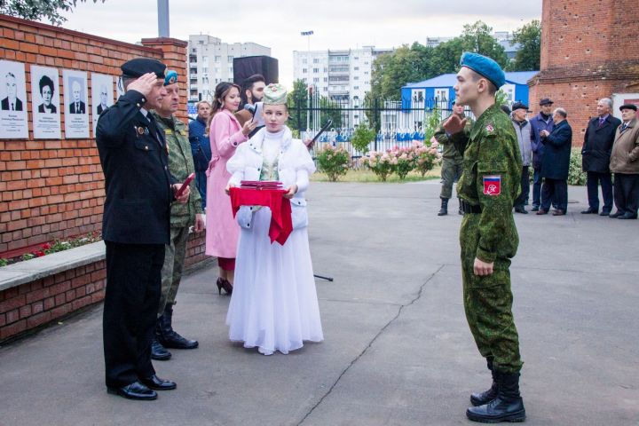 Традиционно на День города в Зеленодольске чествовали жителей и обновили Доску почёта