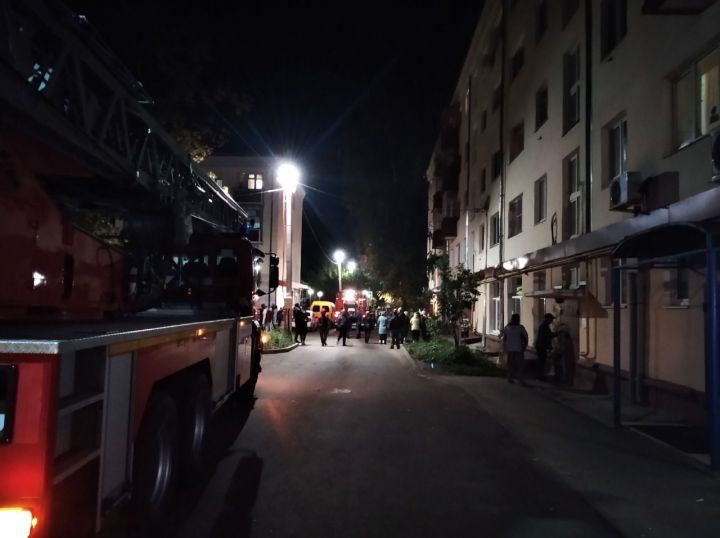 В Зеленодольске пожарные ночью спасли трех человек, один погиб