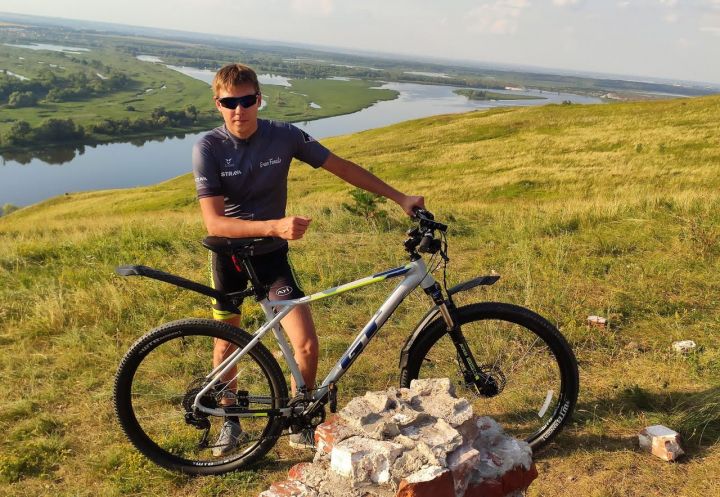 Телеоператор Сергей Грызунов  на велосипеде покоряет километры родного края